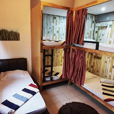 Escape Backpackers Kk Kota Kinabalu Exterior foto